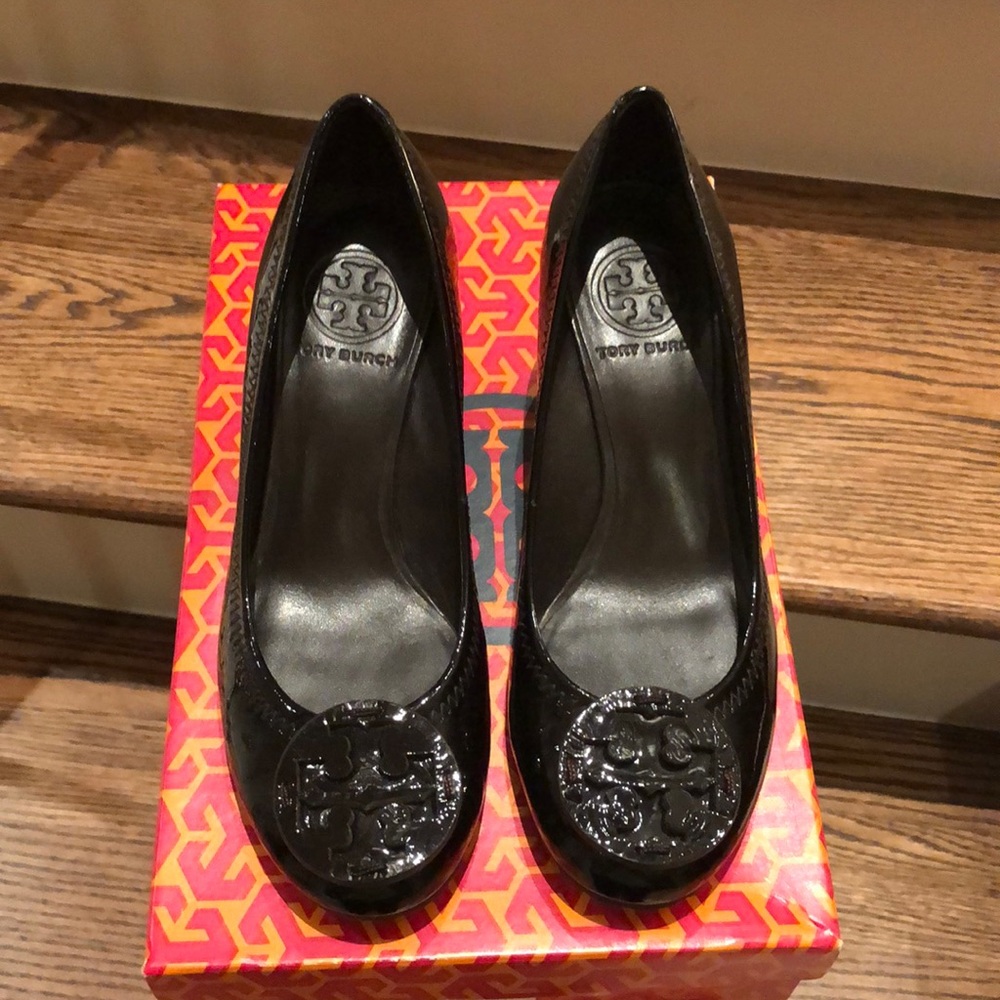 Tory Burch Sally Wedge size 6 black patent